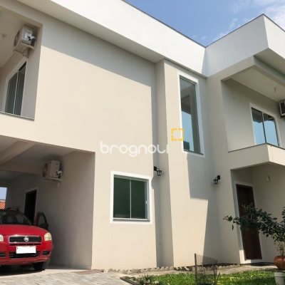 Casa com 197m², 4 quartos (sendo 1 suíte), 3 garagens, no bairro Campeche em Florianópolis