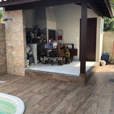 Casa com 197m², 4 quartos (sendo 1 suíte), 3 garagens, no bairro Campeche em Florianópolis