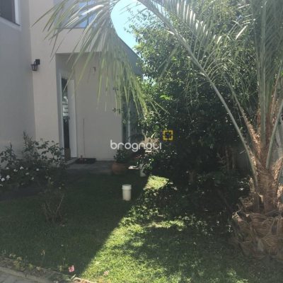 Casa com 197m², 4 quartos (sendo 1 suíte), 3 garagens, no bairro Campeche em Florianópolis