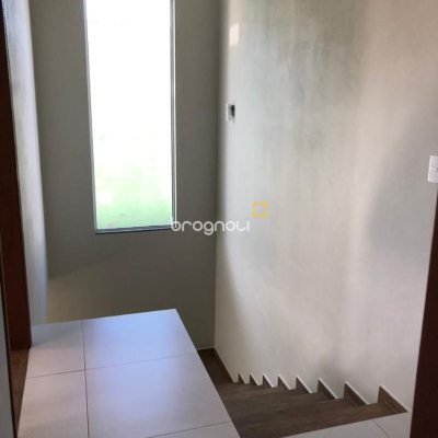 Casa com 197m², 4 quartos (sendo 1 suíte), 3 garagens, no bairro Campeche em Florianópolis