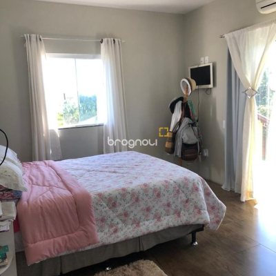Casa com 197m², 4 quartos (sendo 1 suíte), 3 garagens, no bairro Campeche em Florianópolis