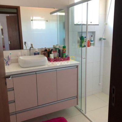 Casa com 197m², 4 quartos (sendo 1 suíte), 3 garagens, no bairro Campeche em Florianópolis