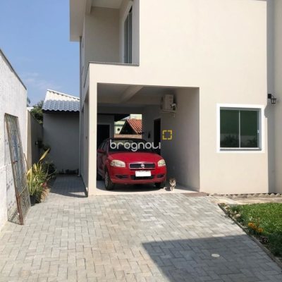 Casa com 197m², 4 quartos (sendo 1 suíte), 3 garagens, no bairro Campeche em Florianópolis