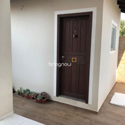 Casa com 197m², 4 quartos (sendo 1 suíte), 3 garagens, no bairro Campeche em Florianópolis