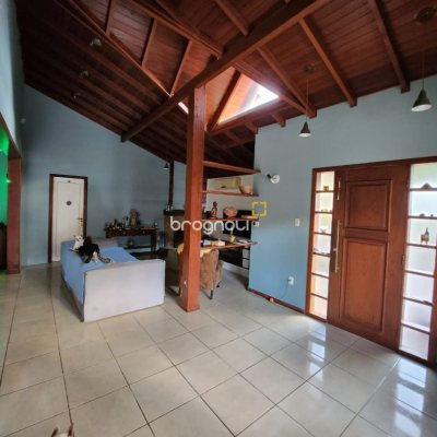 Casa com 250m², 4 quartos (sendo 2 suítes), 3 garagens, no bairro Pântano do Sul em Florianópolis