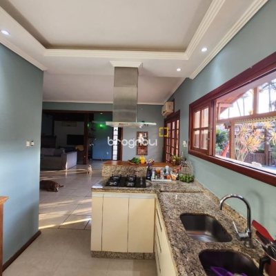 Casa com 250m², 4 quartos (sendo 2 suítes), 3 garagens, no bairro Pântano do Sul em Florianópolis