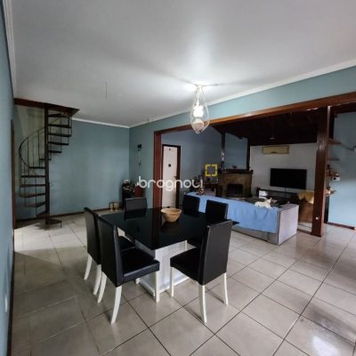 Casa com 250m², 4 quartos (sendo 2 suítes), 3 garagens, no bairro Pântano do Sul em Florianópolis