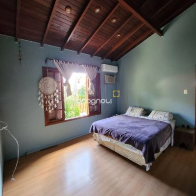 Casa com 250m², 4 quartos (sendo 2 suítes), 3 garagens, no bairro Pântano do Sul em Florianópolis