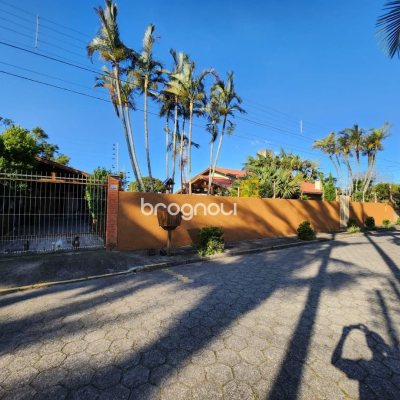 Casa com 250m², 4 quartos (sendo 2 suítes), 3 garagens, no bairro Pântano do Sul em Florianópolis