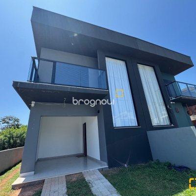 Casa com 131m², 3 quartos (sendo 1 suíte), 2 garagens, no bairro Campeche em Florianópolis