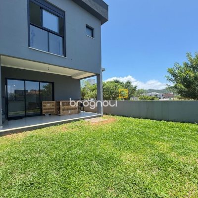 Casa com 131m², 3 quartos (sendo 1 suíte), 2 garagens, no bairro Campeche em Florianópolis