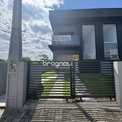 Casa com 131m², 3 quartos (sendo 1 suíte), 2 garagens, no bairro Campeche em Florianópolis