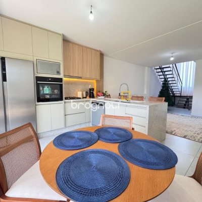 Casa com 131m², 3 quartos (sendo 1 suíte), 2 garagens, no bairro Campeche em Florianópolis