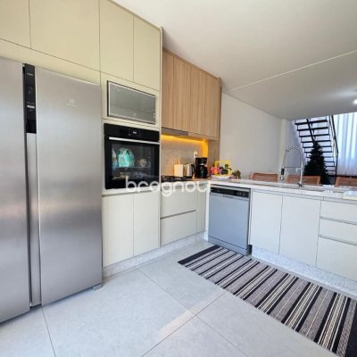 Casa com 131m², 3 quartos (sendo 1 suíte), 2 garagens, no bairro Campeche em Florianópolis