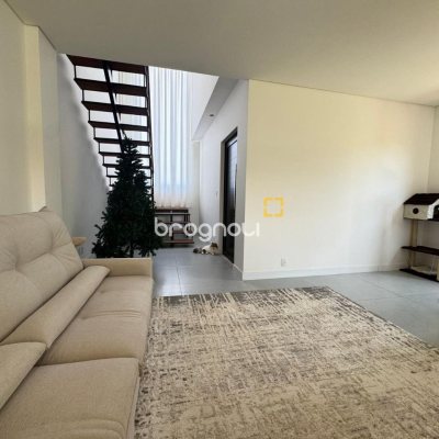 Casa com 131m², 3 quartos (sendo 1 suíte), 2 garagens, no bairro Campeche em Florianópolis