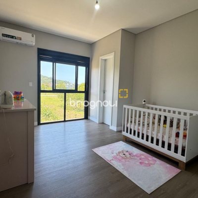 Casa com 131m², 3 quartos (sendo 1 suíte), 2 garagens, no bairro Campeche em Florianópolis