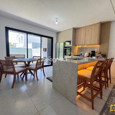 Casa com 131m², 3 quartos (sendo 1 suíte), 2 garagens, no bairro Campeche em Florianópolis