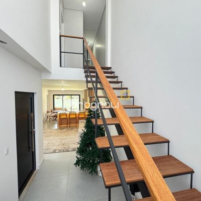 Casa com 131m², 3 quartos (sendo 1 suíte), 2 garagens, no bairro Campeche em Florianópolis