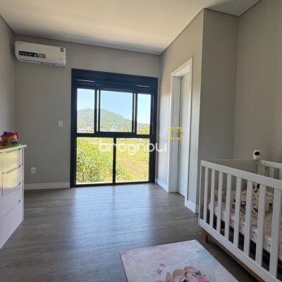 Casa com 131m², 3 quartos (sendo 1 suíte), 2 garagens, no bairro Campeche em Florianópolis