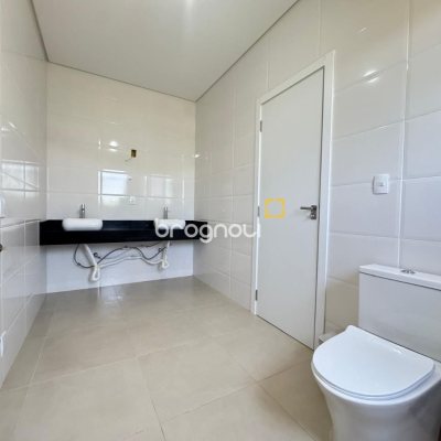 Casa com 131m², 3 quartos (sendo 1 suíte), 2 garagens, no bairro Campeche em Florianópolis