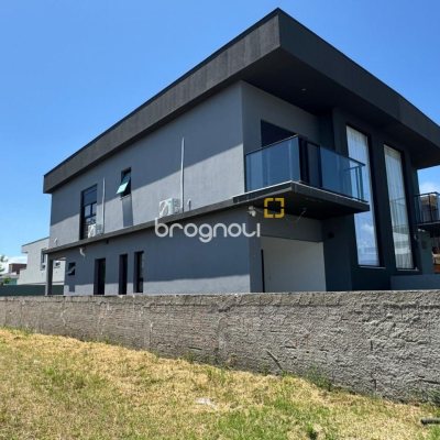 Casa com 131m², 3 quartos (sendo 1 suíte), 2 garagens, no bairro Campeche em Florianópolis