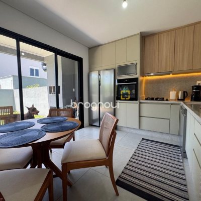 Casa com 131m², 3 quartos (sendo 1 suíte), 2 garagens, no bairro Campeche em Florianópolis