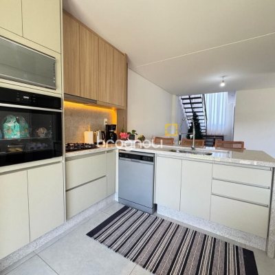 Casa com 131m², 3 quartos (sendo 1 suíte), 2 garagens, no bairro Campeche em Florianópolis