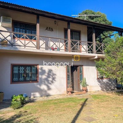 Casa com 244m², 3 quartos (sendo 1 suíte), 2 garagens, no bairro Rio Tavares em Florianópolis
