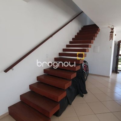 Casa com 141m², 3 quartos (sendo 1 suíte), 2 garagens, no bairro Campeche em Florianópolis