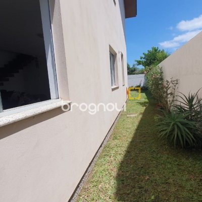 Casa com 141m², 3 quartos (sendo 1 suíte), 2 garagens, no bairro Campeche em Florianópolis