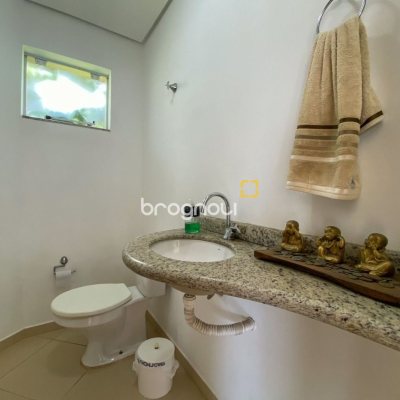 Casa com 141m², 3 quartos (sendo 1 suíte), 2 garagens, no bairro Campeche em Florianópolis