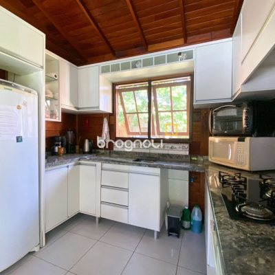 Casa com 210m², 4 quartos (sendo 1 suíte), 4 garagens, no bairro Ribeirão da Ilha em Florianópolis