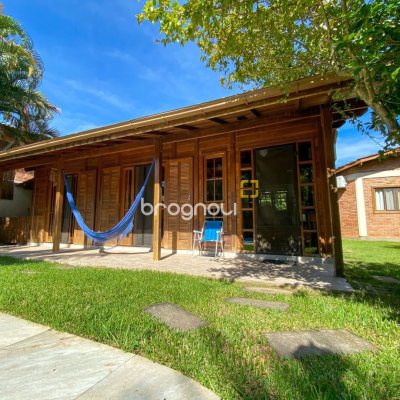 Casa com 210m², 4 quartos (sendo 1 suíte), 4 garagens, no bairro Ribeirão da Ilha em Florianópolis