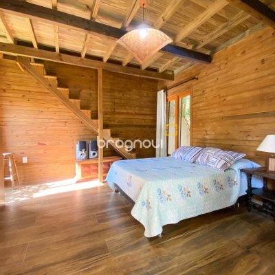 Casa com 210m², 4 quartos (sendo 1 suíte), 4 garagens, no bairro Ribeirão da Ilha em Florianópolis