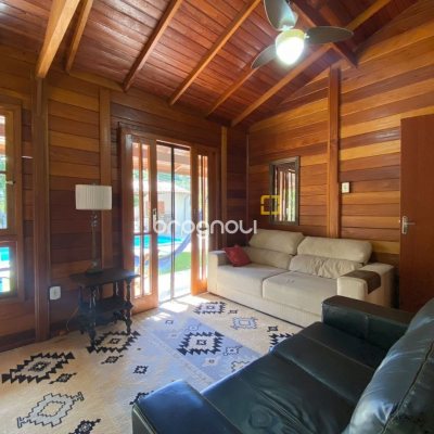 Casa com 210m², 4 quartos (sendo 1 suíte), 4 garagens, no bairro Ribeirão da Ilha em Florianópolis