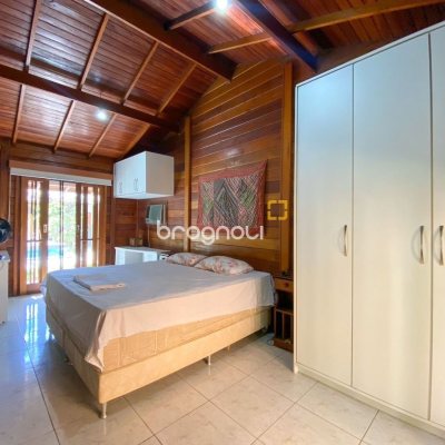 Casa com 210m², 4 quartos (sendo 1 suíte), 4 garagens, no bairro Ribeirão da Ilha em Florianópolis