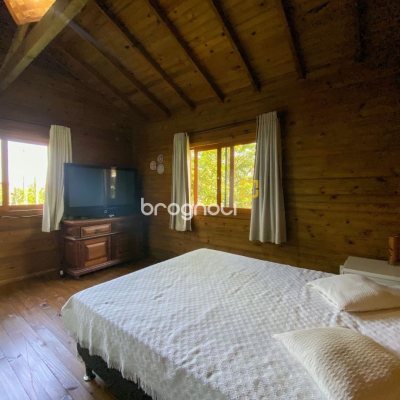 Casa com 210m², 4 quartos (sendo 1 suíte), 4 garagens, no bairro Ribeirão da Ilha em Florianópolis