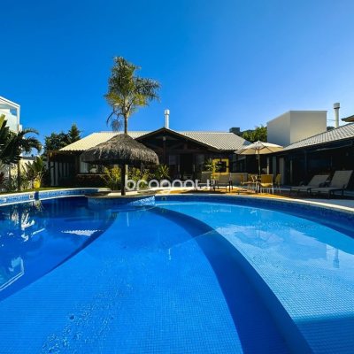 Casa com 530m², 4 quartos (sendo 4 suítes), 4 garagens, no bairro Novo Campeche em Florianópolis