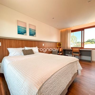 Casa com 530m², 4 quartos (sendo 4 suítes), 4 garagens, no bairro Novo Campeche em Florianópolis