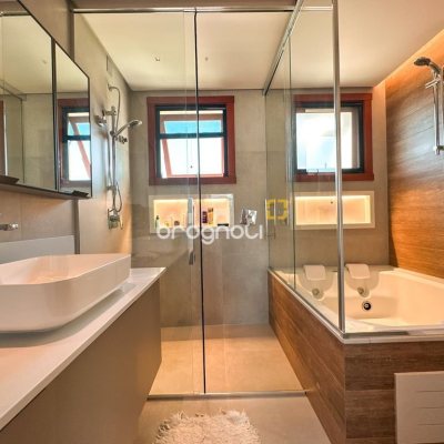 Casa com 530m², 4 quartos (sendo 4 suítes), 4 garagens, no bairro Novo Campeche em Florianópolis