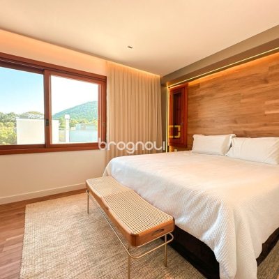 Casa com 530m², 4 quartos (sendo 4 suítes), 4 garagens, no bairro Novo Campeche em Florianópolis