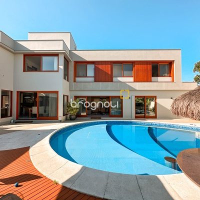 Casa com 530m², 4 quartos (sendo 4 suítes), 4 garagens, no bairro Novo Campeche em Florianópolis