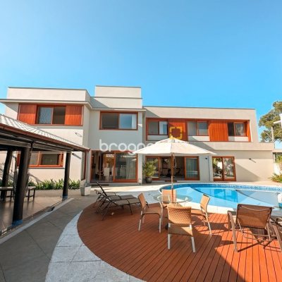 Casa com 530m², 4 quartos (sendo 4 suítes), 4 garagens, no bairro Novo Campeche em Florianópolis