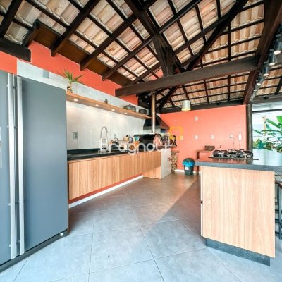 Casa com 530m², 4 quartos (sendo 4 suítes), 4 garagens, no bairro Novo Campeche em Florianópolis