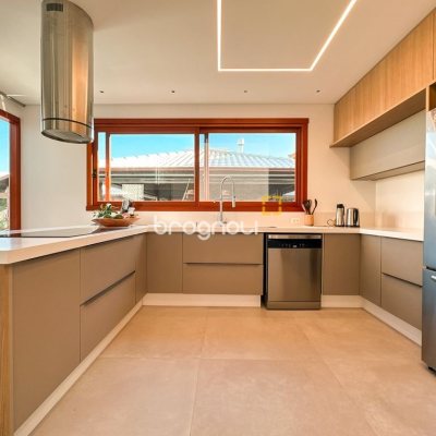 Casa com 530m², 4 quartos (sendo 4 suítes), 4 garagens, no bairro Novo Campeche em Florianópolis