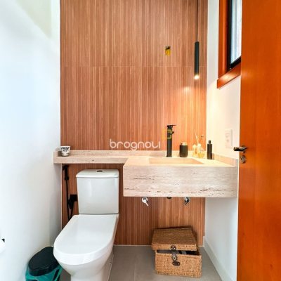 Casa com 530m², 4 quartos (sendo 4 suítes), 4 garagens, no bairro Novo Campeche em Florianópolis