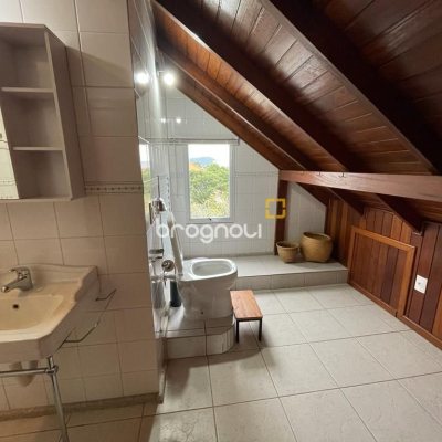 Casa com 272m², 5 quartos (sendo 5 suítes), 3 garagens, no bairro Morro das Pedras em Florianópolis