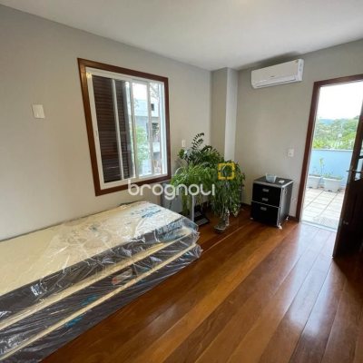 Casa com 272m², 5 quartos (sendo 5 suítes), 3 garagens, no bairro Morro das Pedras em Florianópolis