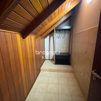 Casa com 272m², 5 quartos (sendo 5 suítes), 3 garagens, no bairro Morro das Pedras em Florianópolis