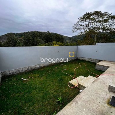 Casa com 112m², 3 quartos (sendo 1 suíte), 2 garagens, no bairro Rio Tavares em Florianópolis